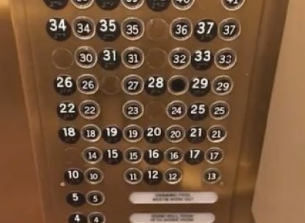 Ein Chaos an Fahrstuhlknöpfen, bei denen im Nachhinein eine Platte mit Blindenschrift eingebaut wurde, und man nun nicht mehr erkennen kann, wo der eigentliche Knopf ist 