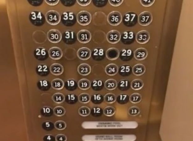 Ein Chaos an Fahrstuhlknöpfen, bei denen im Nachhinein eine Platte mit Blindenschrift eingebaut wurde, und man nun nicht mehr erkennen kann, wo der eigentliche Knopf ist