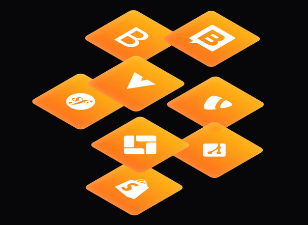 Person, die in einem schwach beleuchteten Raum Code auf einem Laptop eintippt.