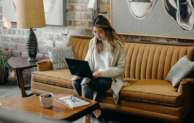 Eine Merketing Spezialistin arbeiten an einem Newsletter