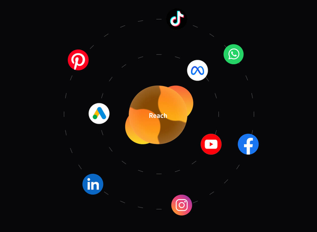 Eine Luftaufnahme eines belebten Fußgängerüberwegs mit Menschen, die in verschiedene Richtungen gehen.