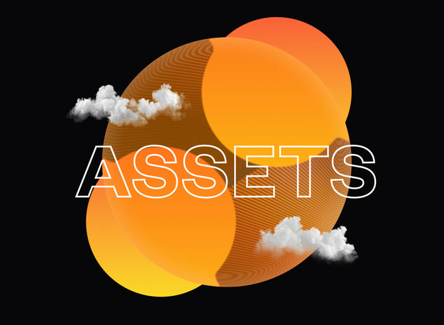 Ein Mann steht und präsentiert während einer Besprechung einer Gruppe sitzender Personen ein Dokument.