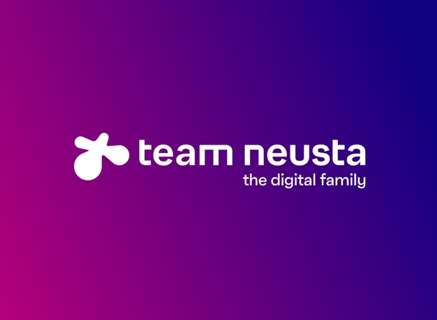 team neusta Logo auf blauem und lila Hintergrund