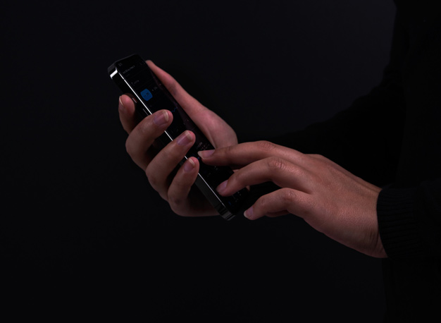 Die Händer eine Person bedienen ein Smartphone