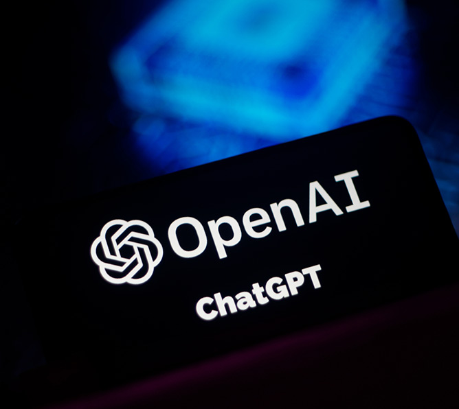 OpenAI ChatGPT Logo in weiss auf schwarz-blauem Hintergrund