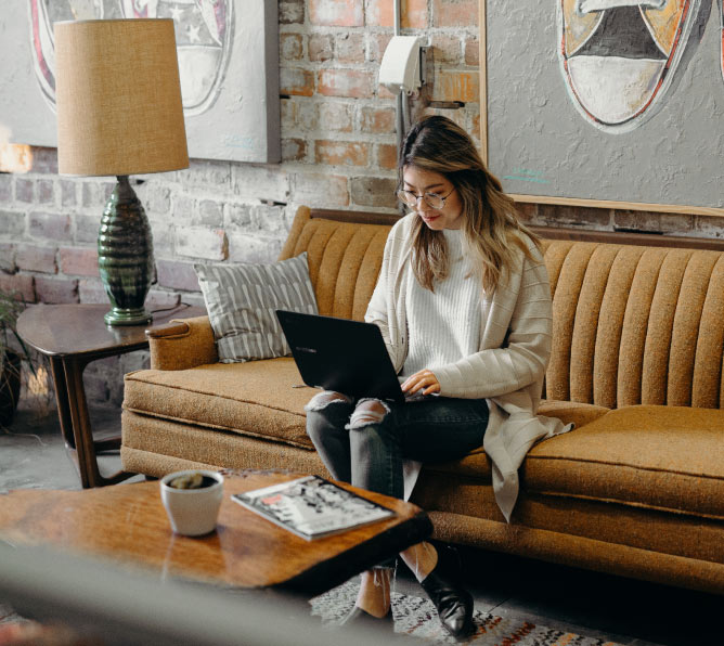Eine Merketing Spezialistin arbeiten an einem Newsletter