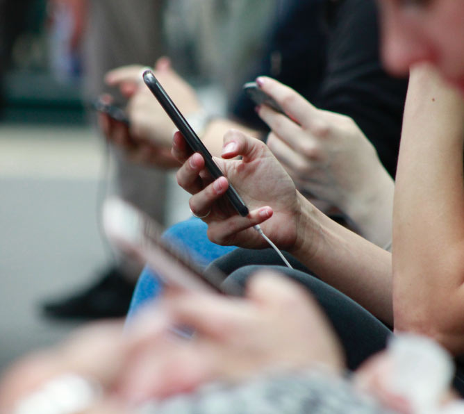 Mehrere Menschen besuchen eine Single Page Webseite auf ihrem Smartphone