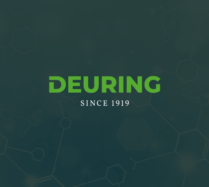 Ein dunkelgrünes Rechteck auf dem Steht "DEURING since 1919"